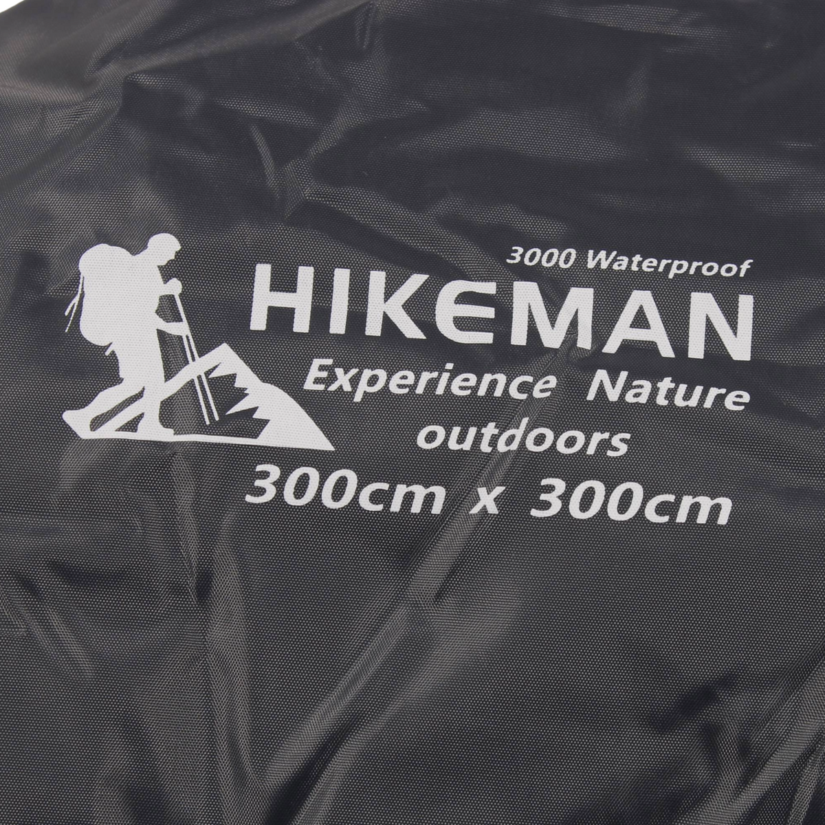  Hikeman Tarp 300 × 300 cm, schwarzes Planenmaterial mit Aufdruck "3000 Waterproof", Nahaufnahme