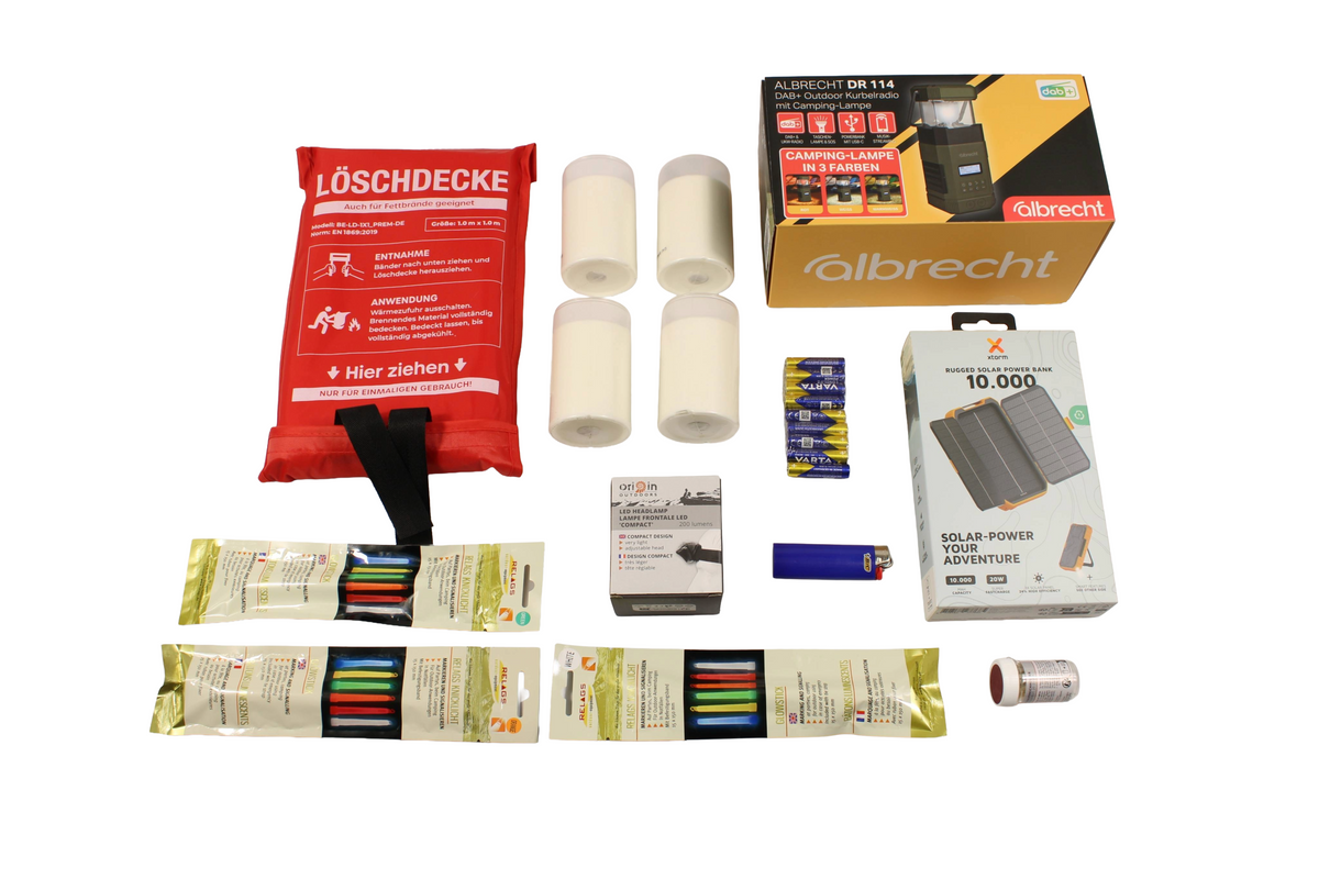 STS Blackout Set Basis, kompletter Inhalt: Albrecht DR 114 Kurbelradio, Xtorm Solar Powerbank 10.000 mAh, Löschdecke, Knicklichter, 4 weiße Kerzen, Varta Batterien, Feuerzeug, kompakte LED-Lampe und Sturmstreichhölzer.