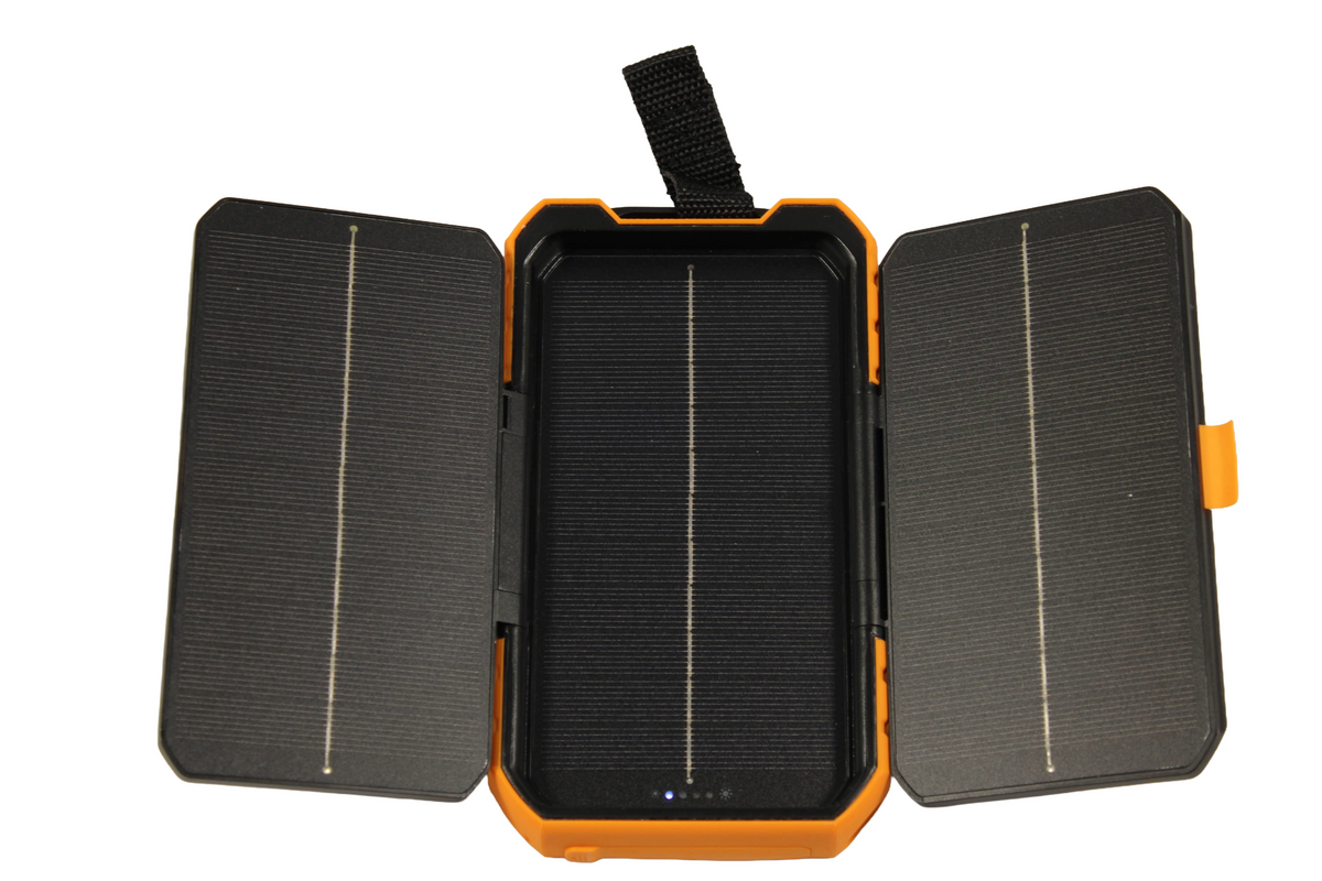 Xtorm Rugged Solar Power Bank 10.000 mAh, ausgeklappt mit geöffneten Solarpanels