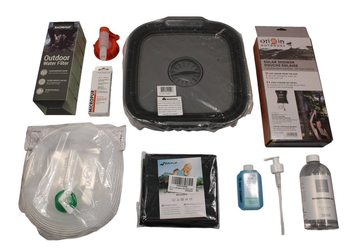 STS Wasser & Hygiene Basecamp, kompletter Set-Inhalt: Outdoor-Wasserfilter, Katadyn Micropur Forte, Kanister-Auslaufhahn, faltbare Waschschüssel, Origin Outdoors Solardusche, Wasserbeutel mit Hahn, Mikrofaser-Handtuch, Sea to Summit Wilderness Wash, Dosierpumpe und Handhygiene-Gel