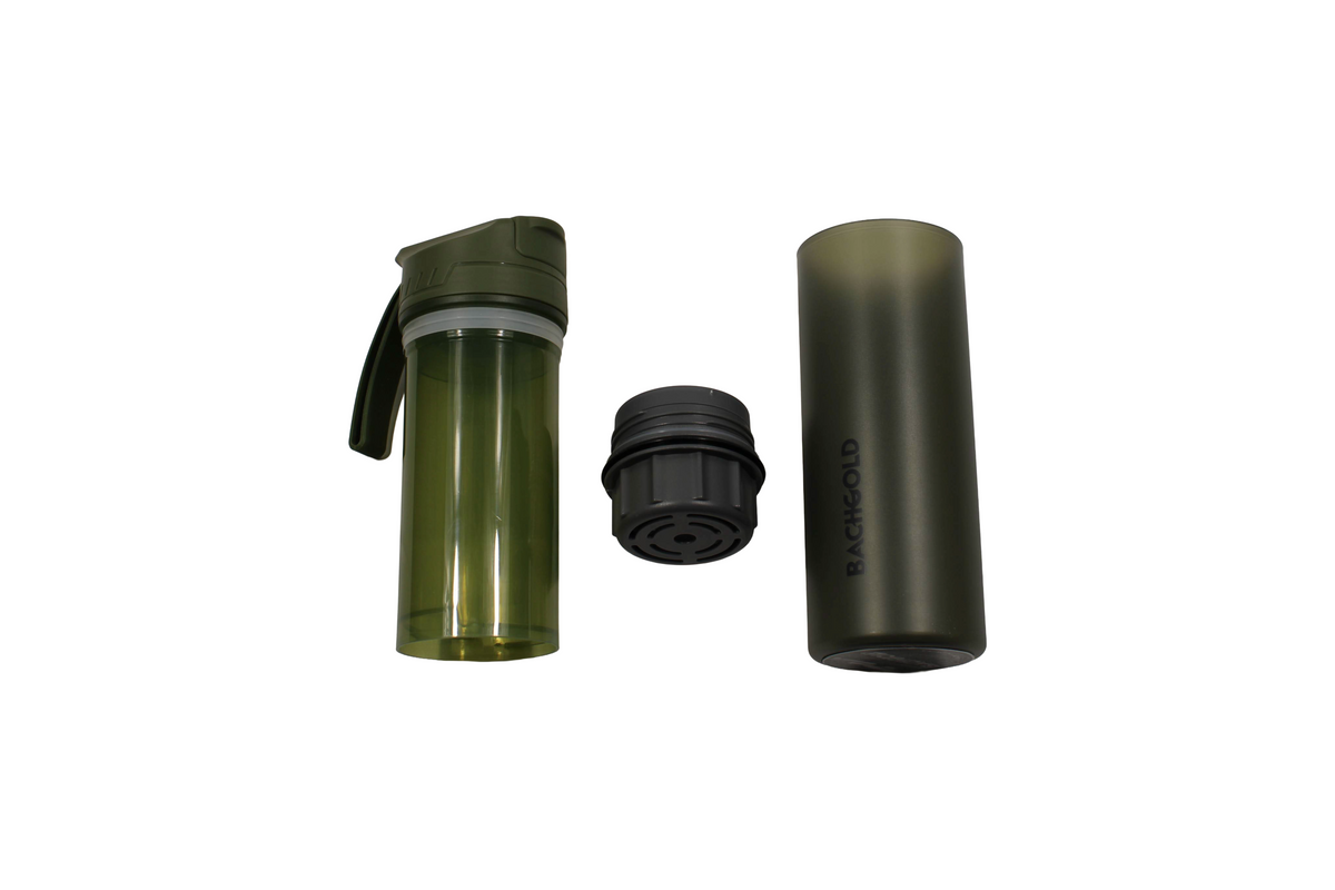  Bachgold Outdoor Wasserfilter, zerlegt in innere Flasche mit Deckel und Trageschlaufe, Filterelement und äußeren Behälter