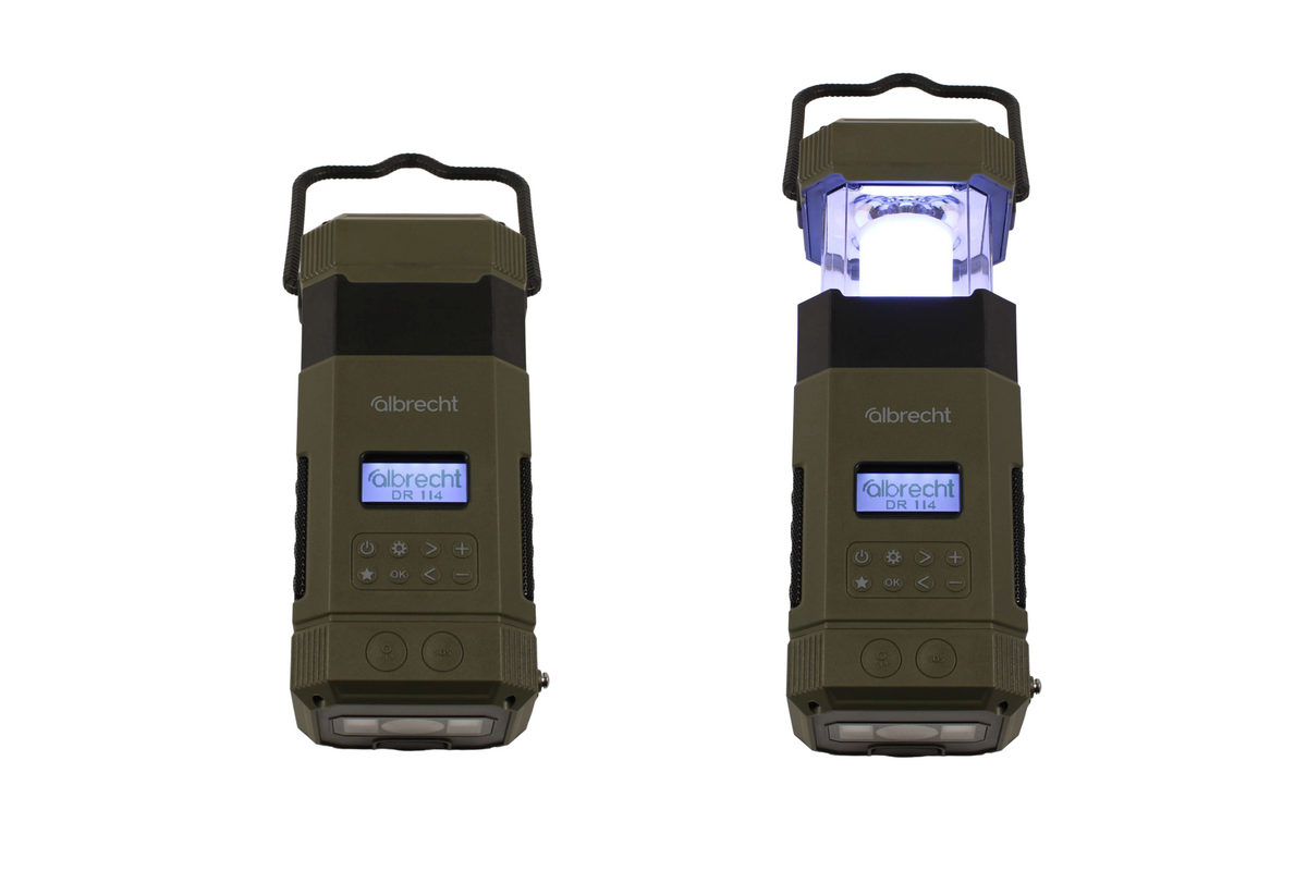 Albrecht DR 114 Kurbelradio in Olivgrün, links mit eingefahrener und rechts mit ausgezogener, leuchtender Camping-Lampe